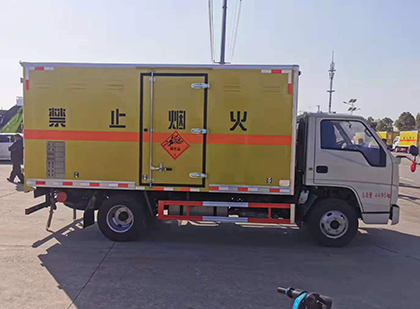 竹山爆破器材运输车工人安全操作规范与智能技术保障
